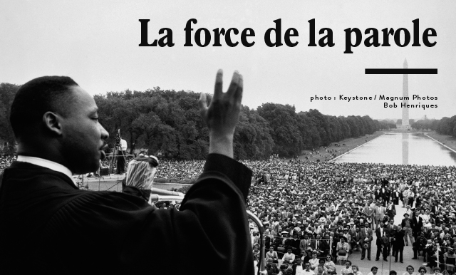 Discours de Martin Luther King devant une foule de gens.